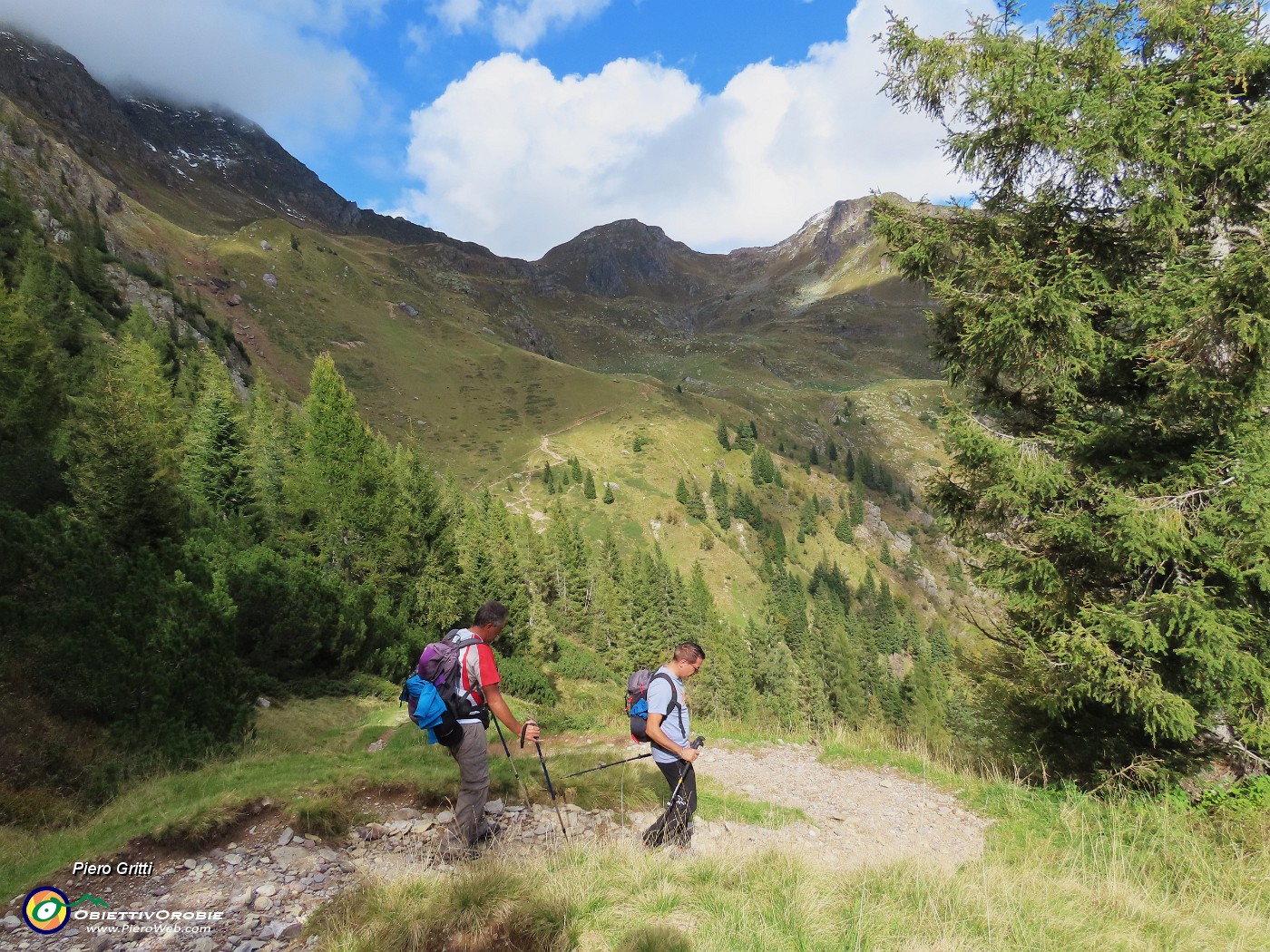 56 Di fronte il sent. 215 per Passo di Mezzeno.JPG